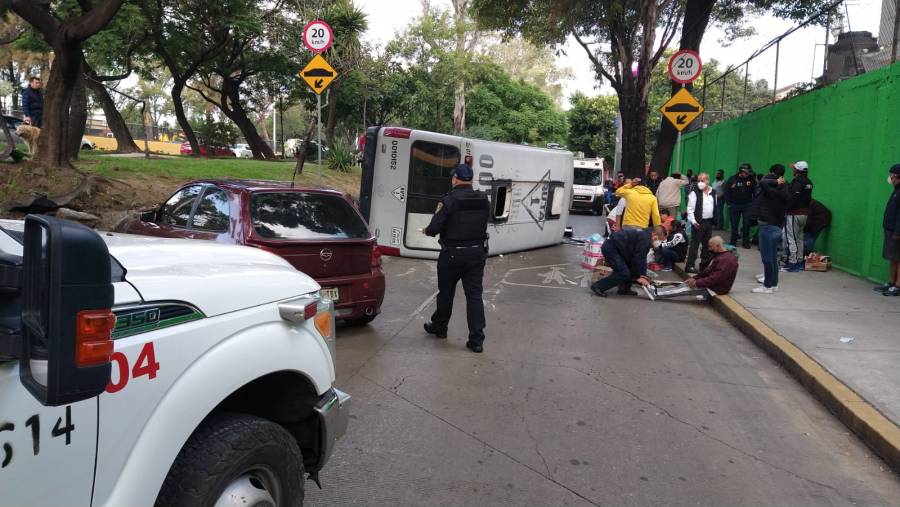 Volcadura de microbús en Río Churubusco deja 11 heridos