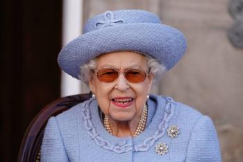 Isabel II aparece por segunda vez en p&uacute;blico en Escocia