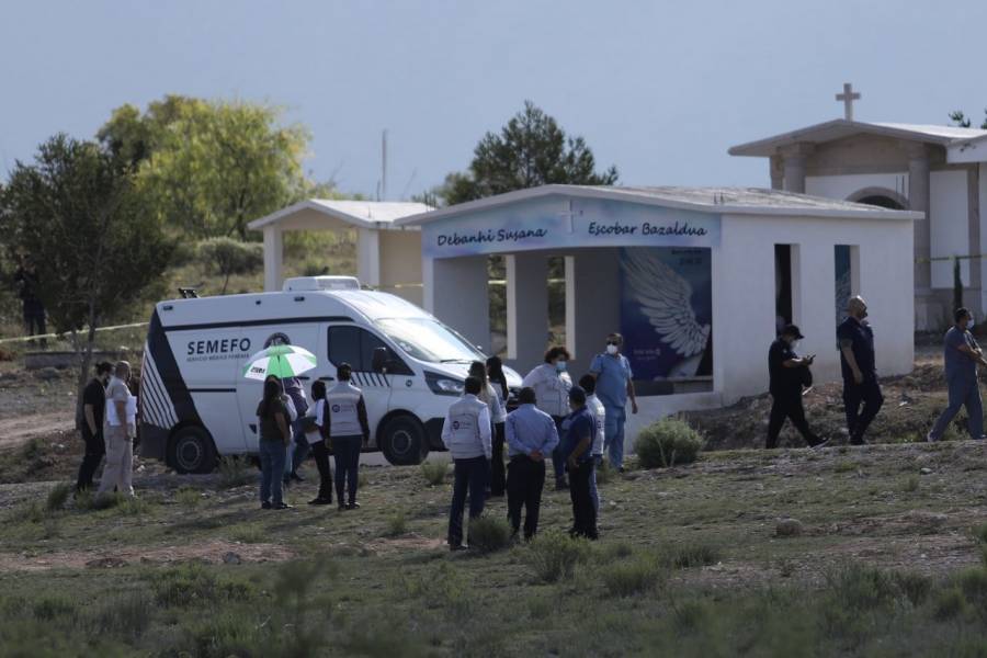 Realizan exhumación del cuerpo de Debanhi; “sale mi niña a decir la verdad”: Mario Escobar