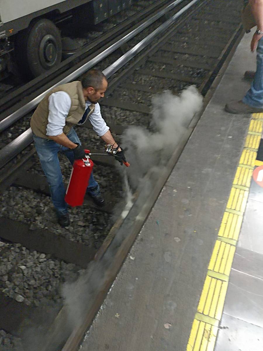 Metro exhorta a evitar caída de paraguas a zona de vías
