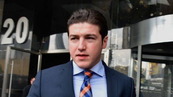 Samuel García exhibe fajos de billetes dentro de instalaciones de Ruta 400