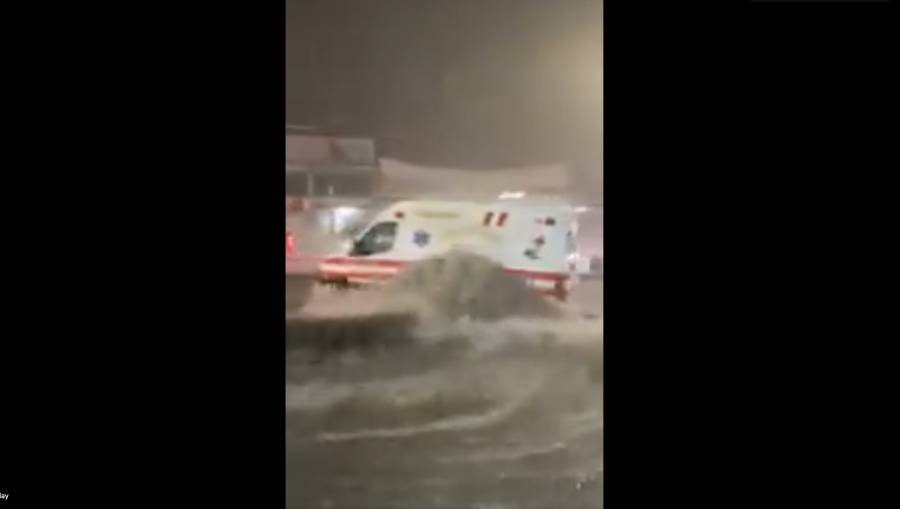 Tormenta provoca encharcamientos y arrastra una ambulancia en la CDMX