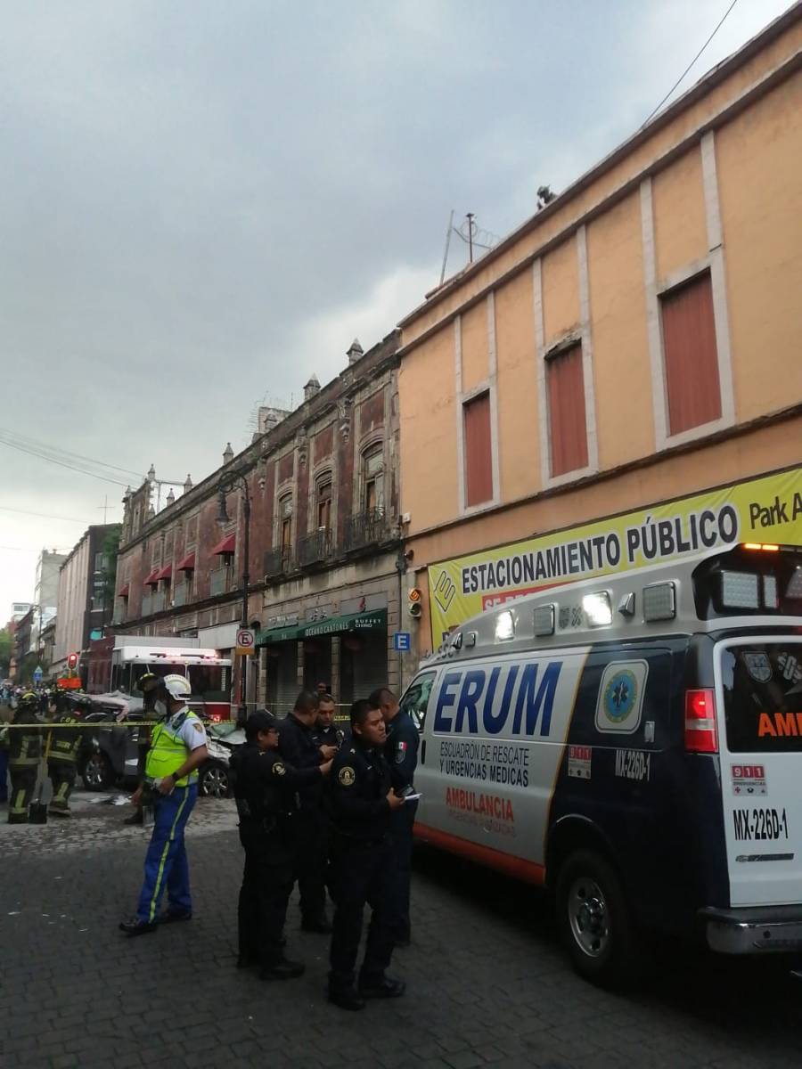 Camioneta cae de estacionamiento en el Centro Histórico; fallece valet parking