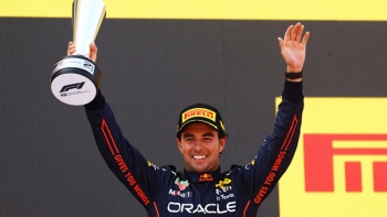 Checo P&eacute;rez gan&oacute; el segundo lugar del GP de Gran Breta&ntilde;a, remont&oacute; 15 lugares