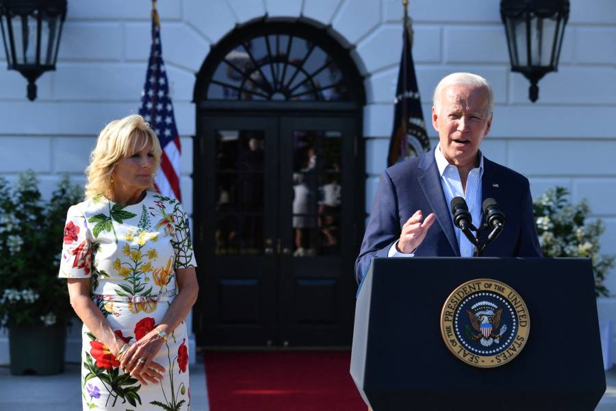 El presidente Joe Biden y su esposa Jill dicen estar conmocionados por tiroteo durante los festejos del 4 de julio