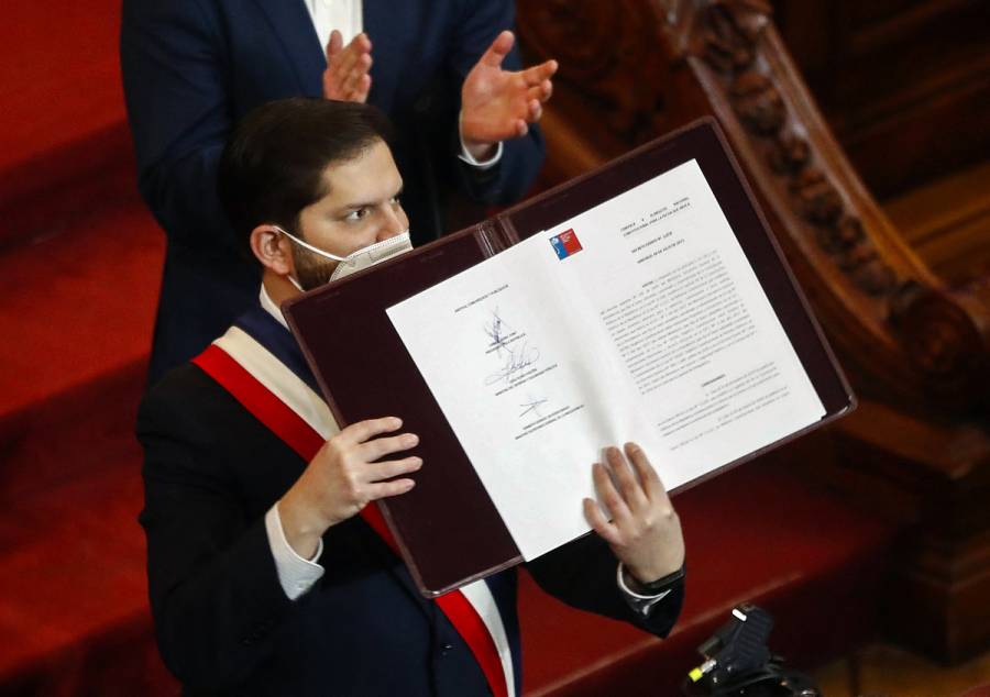 El presidente de Chile recibe proyecto de nueva constitución