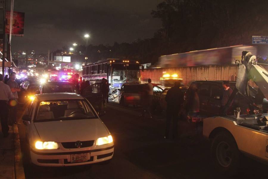 Cierran Calzada San Antonio Abad por carambola de 18 autos