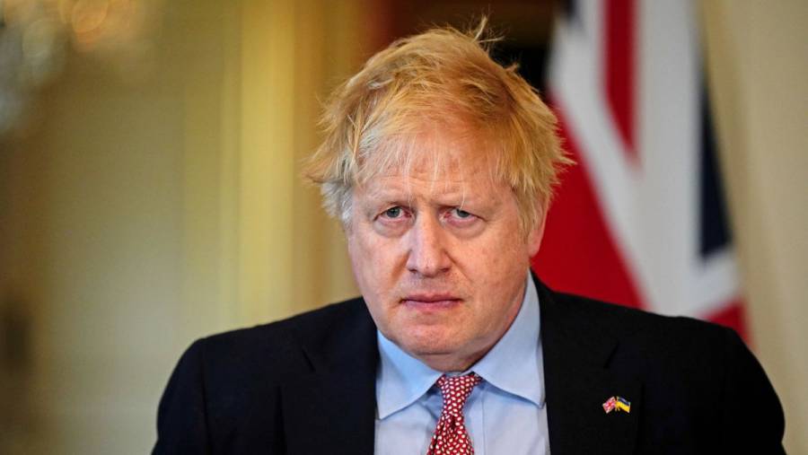 Ministro Boris Johnson no quiere dejar cargo mientras enfrenta al parlamento