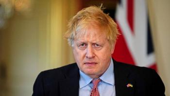 Ministro Boris Johnson no quiere dejar cargo mientras enfrenta al parlamento