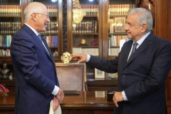 “Es mi amigo y un hombre bueno”, dice AMLO al defender a Ken Salazar