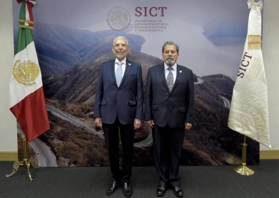 AMLO designa al vicealmirante Carlos Velázquez como nuevo director del AICM