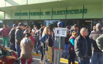 Se manifiestan en inmediaciones de CFE ya hay caos vial