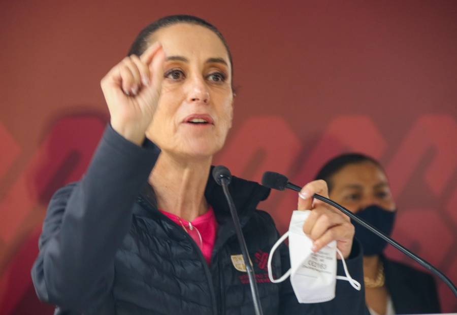 Sheinbaum critica que Sandra Cuevas circule en una camioneta sin placas y permiso falso