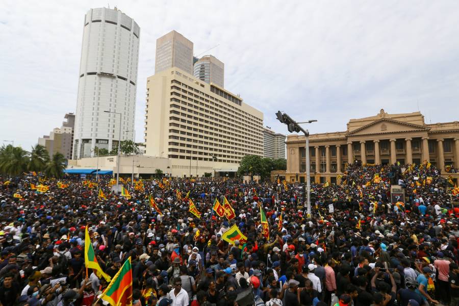 El presidente de Sri Lanka huye de su residencia invadida y hace saber que renunciar&aacute;