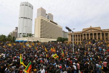 El presidente de Sri Lanka huye de su residencia invadida y hace saber que renunciar&aacute;