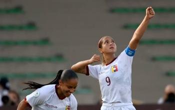 Deyna Castellanos gu&iacute;a a Venezuela en victoria 1-0 ante Uruguay en Copa America Femenina
