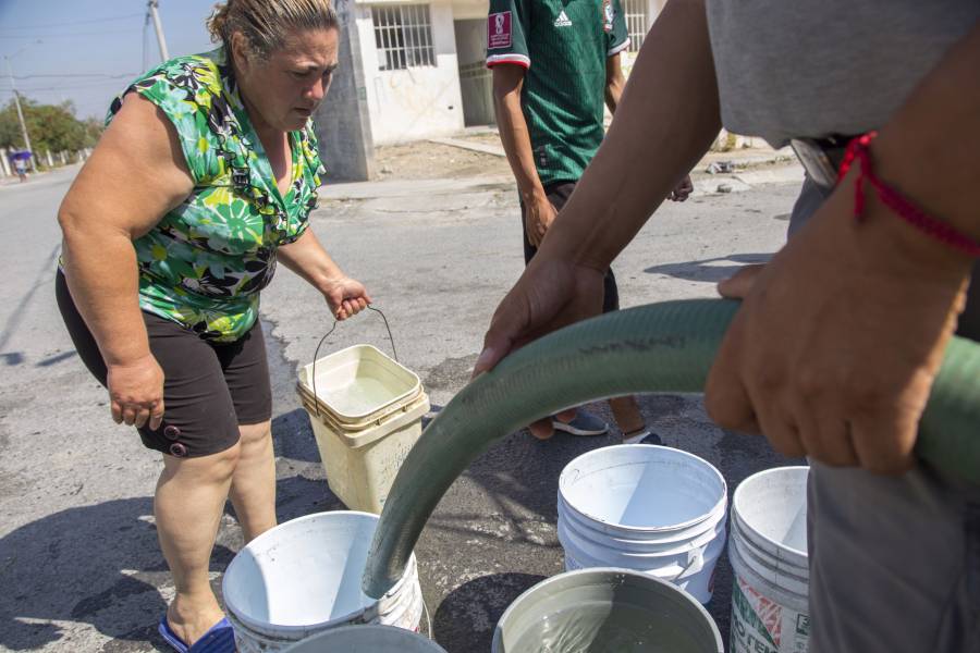 María, de 73 años, sonríe nostálgica recuerda lo que era bañarse a chorro, lujo impensable ante escasez de agua en Monterrey