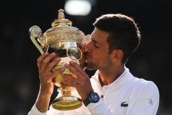 Djokovic gana su s&eacute;ptimo Wimbledon, endulzando un a&ntilde;o hasta ahora amargo