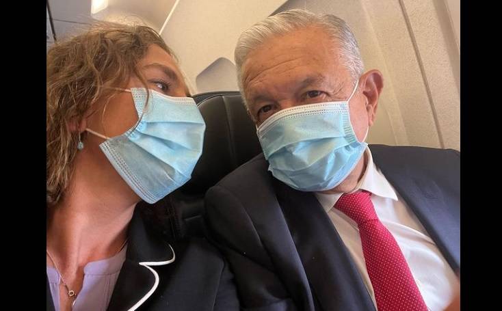AMLO y Gutiérrez Muller viajan a Washington en avión comercial