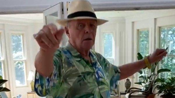 Anthony Hopkins conquista con baile 'La pollera color&aacute;'