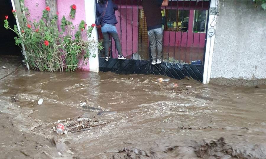 Río Santiago en Xochimilco desborda por lluvias incesantes