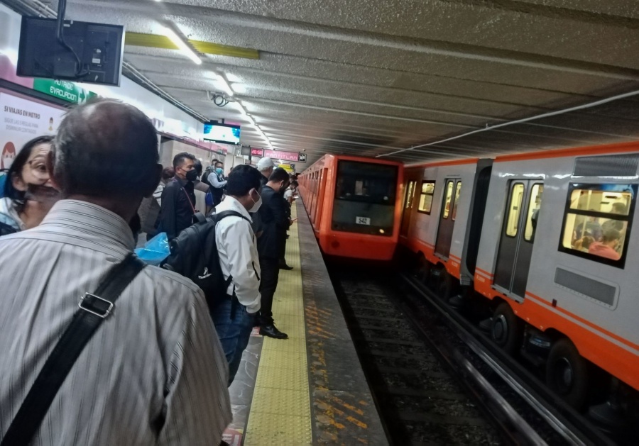 Aumenta en 30% afluencia en Línea 9 del Metro tras cierre de Línea 1; piden usar línea 5