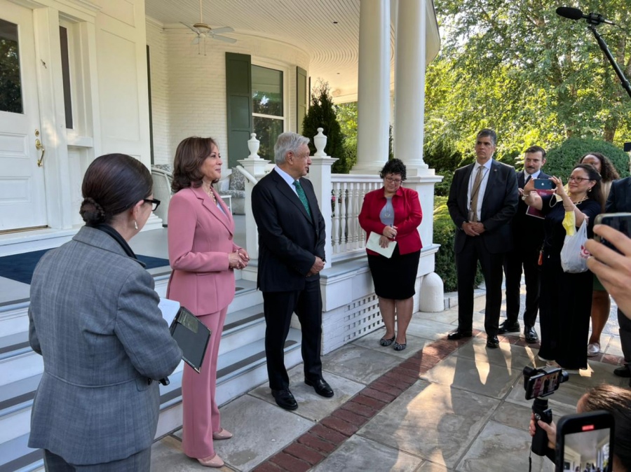 “¡Que Viva México Lindo y Querido!” AMLO dice a migrantes previo a reunirse con Harris