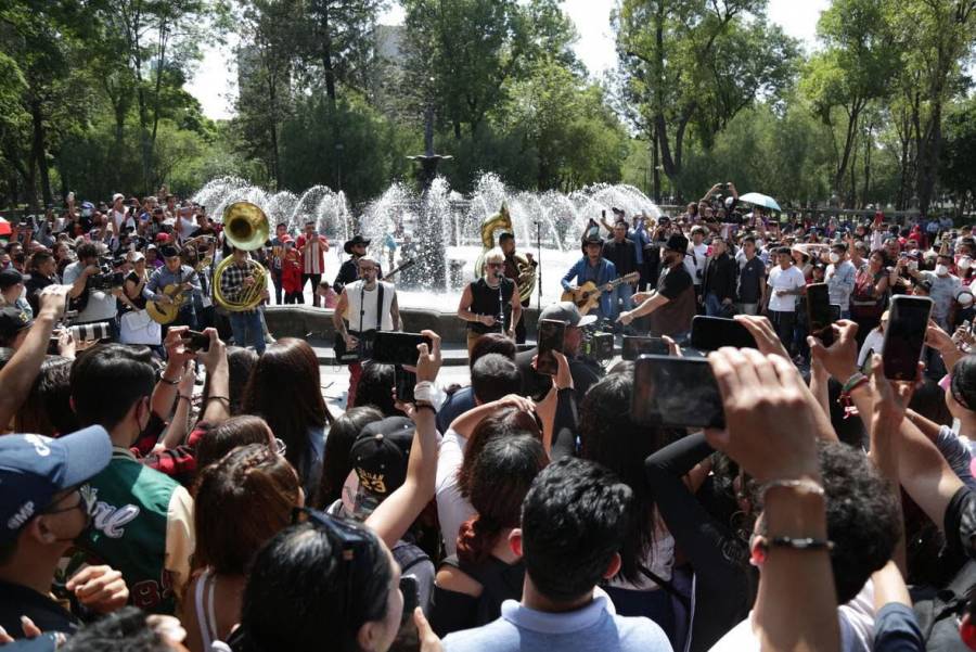 Mau y Ricky ofrecen concierto sorpresa en la Ciudad de México al lado de Carin León