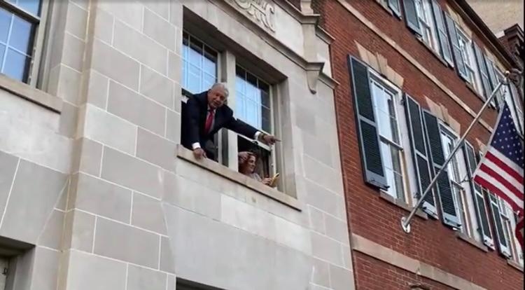Desde su ventana, AMLO saluda a paisanos en Washington
