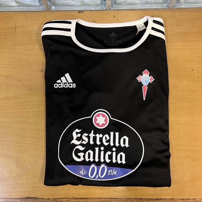 Improvisado uniforme de Celta de Vigo para enfrentar a Pumas