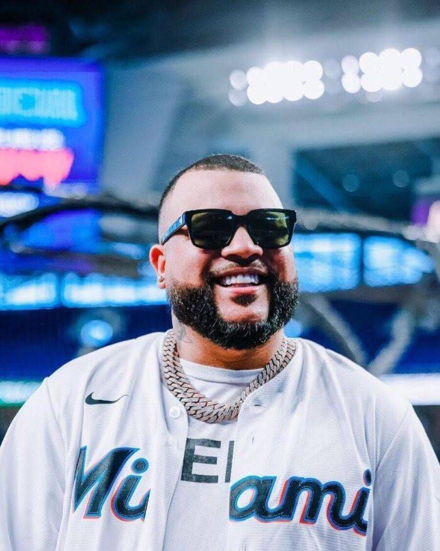 D&iacute;melo Flow lanza la primera bola en partido de los Marlins