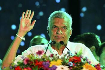 Primer ministro de Sri Lanka asume en reemplazo de presidente que huy&oacute; al extranjero