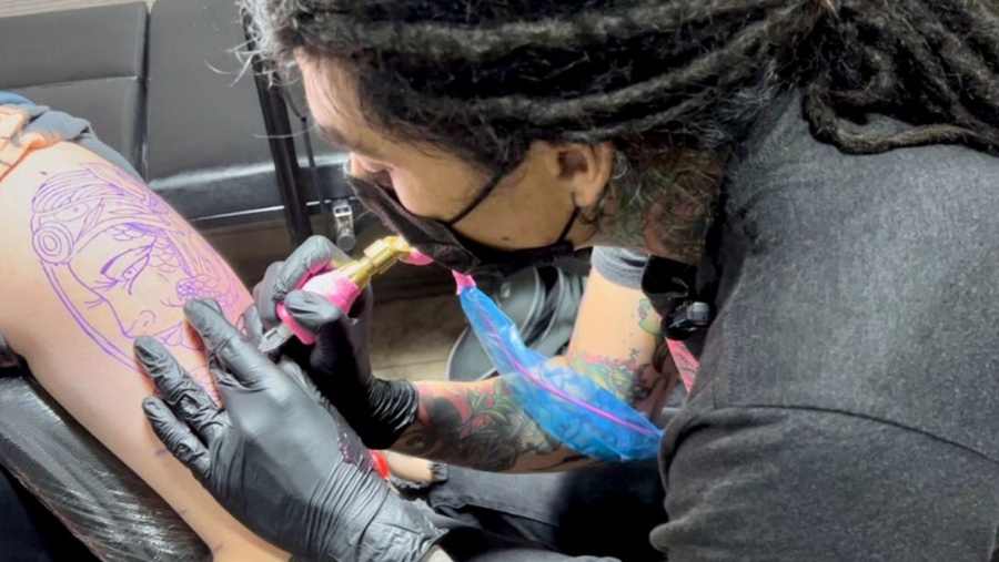 Así se prepara un tatuador; descubre lo que se necesita para tatuar