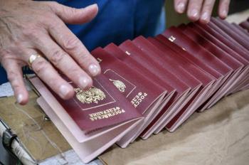 Rusia distribuye pasaportes para arraigarse en el sur ocupado de Ucrania
