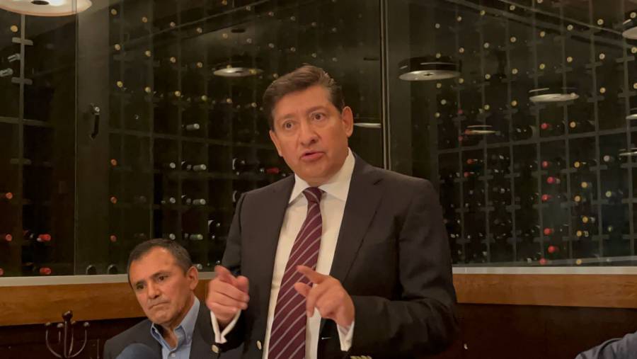 Denuncian taxistas del aeropuerto a vehículos de aplicación que engañan a usuarios
