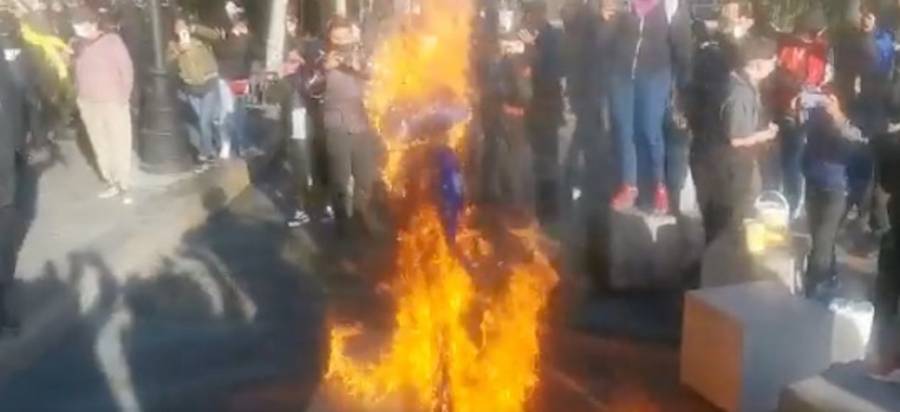 Encapuchadas protestan frente al GobCDMX; exigen liberación de mujeres detenidas en edificio de la CNDH