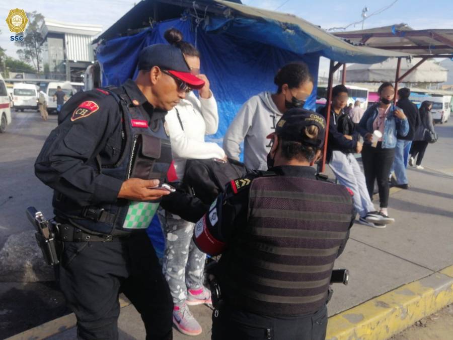 Policías de la SSC auxiliaron a una mujer que entró en labor de parto en Cetram Indios Verdes