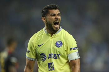 Henry Mart&iacute;n “arrebata” plum&oacute;n a ni&ntilde;o para tener aut&oacute;grafo de Kevin De Bruyne