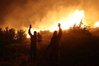 Cientos de evacuados en isla griega de Lesbos por un incendio