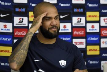 ¡Goyaaa! Dani Alves firm&oacute; oficialmente con Pumas