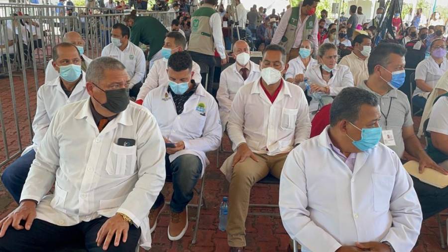 Tras acuerdo con La Habana llegan primeros médicos cubanos al país