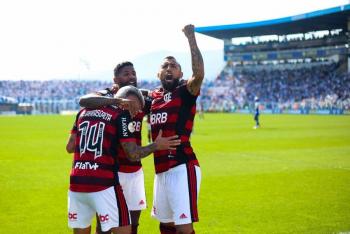 Vidal debuta con triunfo en el Flamengo, que sigue al alza en el Brasileirao