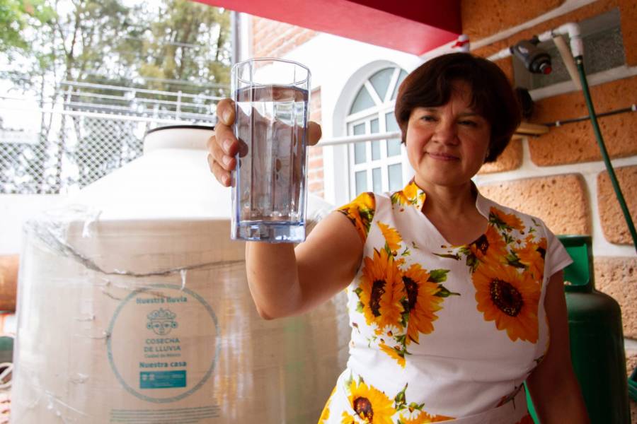 Cosechar la lluvia es una inversión que beneficia a su familia dice capitalina