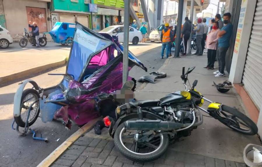 Mototaxista muere prensado por camioneta de grupo musical en Tl&aacute;huac