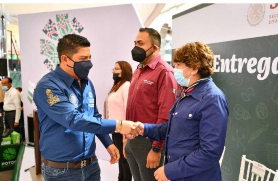 Gobernador de SLP entrega apoyos a estudiantes junto a titular de la SEP