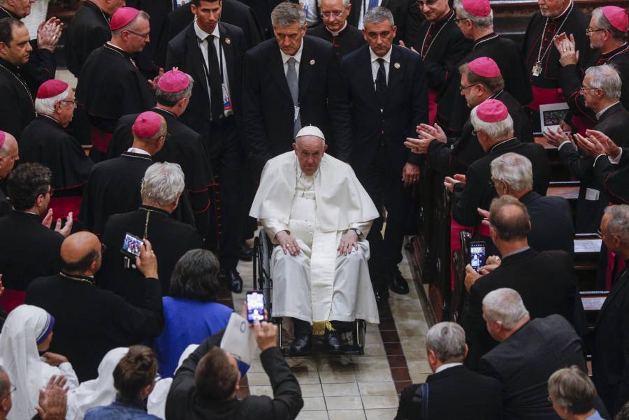 Sobrevivientes se esfuerzan por perdonar, pero la visita del papa Francisco a Canadá 