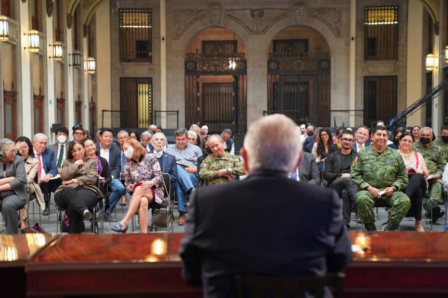 AMLO analiza con su gabinete obras estratégicas