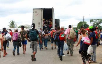 Migrantes toman aduana en Chiapas exigen se les lleve a frontera norte