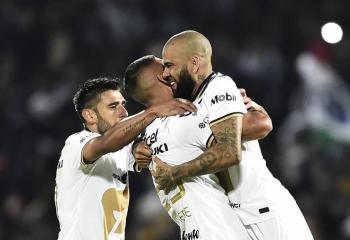 Dani Alves acapar&oacute; reflectores e hizo una fiesta de su debut en el f&uacute;tbol mexicano