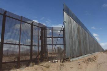 EEUU cerrará huecos en muro fronterizo para proteger a migrantes